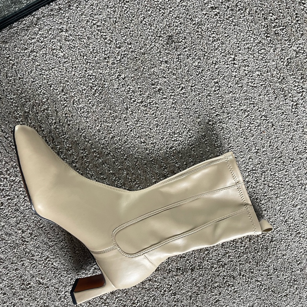 Trendy booties - Picture 2 of 3